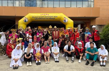 FIKes Universitas Faletehan Semarakkan PKKMB 2025 dengan Pakaian Adat dan Tarian Pacu Jalur
